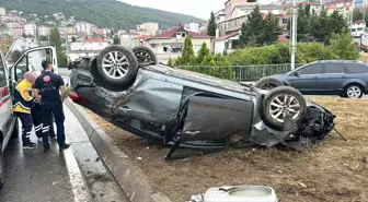 Maltepe'de Yağmur Nedeniyle Direksiyon Hakimiyetini Kaybeden Sürücü Ters Döndü