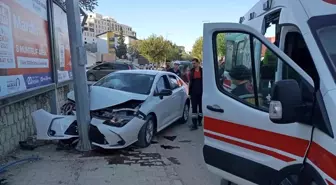 Mardin'de Kontrolden Çıkan Otomobil Reklam Panosuna Çarptı: 1 Yaralı