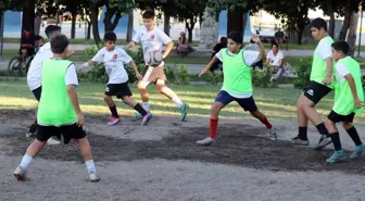 Muhtarın Girişimiyle Mahallede Futbol Sahası Açıldı