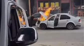 Adana'da Otomobil Yangını Esnaf Tarafından Söndürüldü