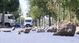Diyarbakır'da Hak Sahipleri 30 Yıl Sonra Yolu Taşlarla Kapattı