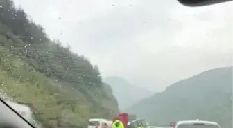 Sakarya'da Tır Kazası Yolu Kapatıp Trafik Yoğunluğu Oluşturdu