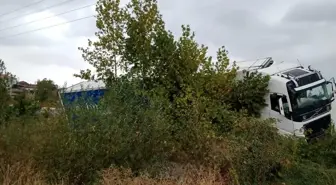 Denizli'de Yağışlı Havada Tır Kontrolden Çıktı