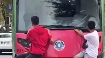 Bursa'da Çocukların Tramvay Arkasında Tehlikeli Yolculuğu