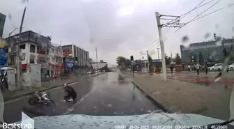 Bursa'da Yağışlı Havada Drift Yapan Motosiklet Sürücüsü Kaza Yaptı