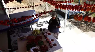 Emekli Eşinin Yanında Bahçesinde Reçel Üretiyor