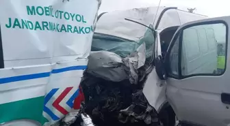 Jandarma aracına minibüs çarptı! 2 asker şehit oldu, 1 kişi hayatını kaybetti