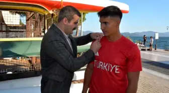 Kaymakam Mert Kumcu, Dünya Şampiyonu Kano Sporcusu Rahmi Kaan Karahan'ı Ödüllendirdi