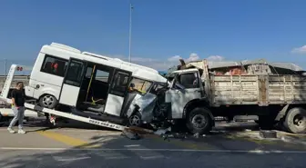 İzmir'de Minibüs ile Kamyon Çarpıştı: İki Yaralı