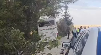 Adıyaman'da Otomobil ve Yolcu Otobüsü Kafa Kafaya Çarpıştı: 4 Kişi Hayatını Kaybetti