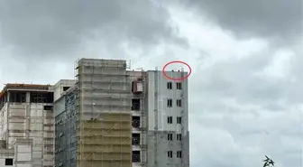 Samsun'da İşçiler, Maaşlarını Alamadıkları İçin İnşaatın Çatısına Çıktı