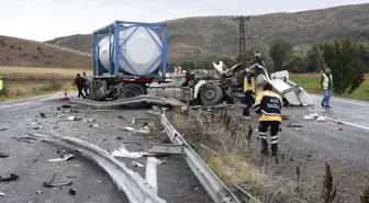 Sivas'ta Otobüs ile TIR Çarpıştı: 3'ü Ağır 18 Yaralı