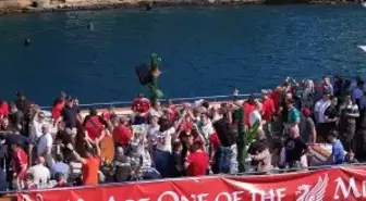 Tekne turu yapan Liverpool taraftarından Galatasaray Adası önünde eşsiz anlar