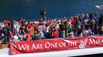 Tekne turu yapan Liverpool taraftarından Galatasaray Adası önünde eşsiz anlar