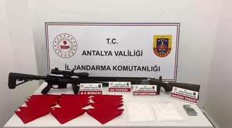 Antalya'da Uyuşturucu Operasyonu: 1 Kilo Metamfetamin ve 200 Bin A4 Kannabinoid Ele Geçirildi