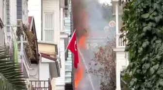 Beşiktaş Arnavutköy Mahallesi'nde 4 katlı ahşap binada yangın çıktı. Bina alevlere teslim olurken, olay yerine çok sayıda itfaiye ekibi sevk edildi.