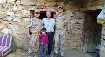 Jandarma Ekipleri Dünya Yaşlılar Günü'nde Yaşlıları Ziyaret Etti