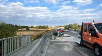 Kırklareli'nde Köprüden Dereye Düşen Tır Sürücüsü Yaralandı