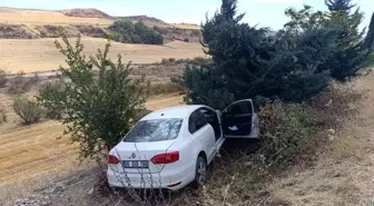 Adıyaman'da Otomobil Şarampole Yuvarlandı: İki Yaralı