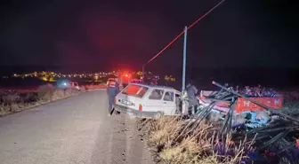 Afyonkarahisar'da Trafik Kazası: Otomobil Traktöre Çarptı, 2 Yaralı