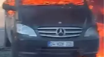 Pendik'te Minibüs ve Otomobilin Karıştığı Kazada Yangın Çıktı