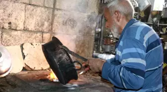 86 Yaşındaki Kalay Ustası, 75 Yıldır Mesleğini Sürdürüyor