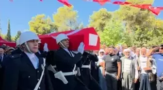 İzmir'de polis merkezine düzenlenen silahlı saldırıda şehit olan polis memuru toprağa verildi