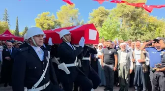 İzmir'de polis merkezine düzenlenen silahlı saldırıda şehit olan polis memuru toprağa verildi