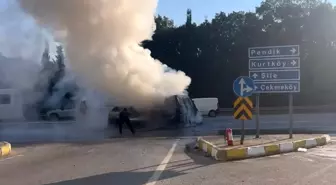 Sultanbeyli'de Trafik Kazası: Araç Yangını ve Devriilen Elektrik Direği