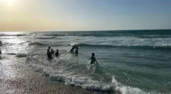 Gazzeli Çocuklar, İnsani Yardım Bekleyen Aktivistleri Umutla Düşlüyor