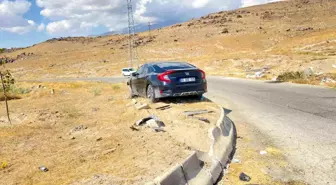 Bitlis'te Otomobil Bariyerlere Çarptı: 4 Yaralı