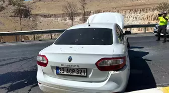 Mardin'de otomobil bariyerlere çarptı