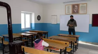 Tek Başına Eğitim Gören Hasret, Yeni Arkadaşlarıyla Mutluluğu Yaşıyor