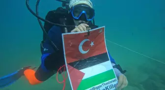 Atiye Yıldırım, Gazze Katliamına Su Altında Tepki Gösterdi