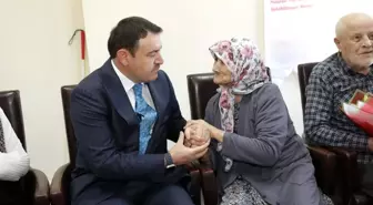 Kütahya Valisi Musa Işın, Dünya Yaşlılar Günü'nde Huzurevini Ziyaret Etti