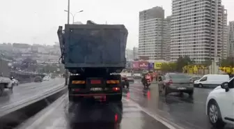 Beylikdüzü'nde Taşan Hurdalarla Tehlikeli Kamyon Yolculuğu