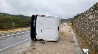 Bilecik'te Kamyonet Devrildi, Sürücü Yaralandı