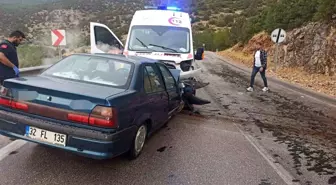 Burdur'da Ambulans ile Otomobil Çarpıştı: 4 Yaralı