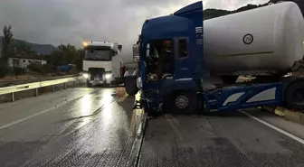 Burdur'da Tır Kazası: Kara Yolu Kısa Süreliğine Kapandı