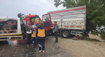 Bursa'da Kamyonet ve Çekici Çarpıştı: 4 Yaralı