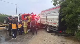 Bursa'da Traktör Taşıyan Çekici ile Kamyonet Çarpıştı: 4 Yaralı
