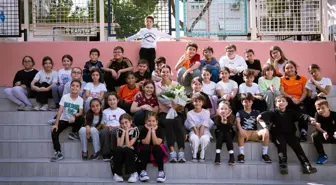 İpek Soylu, İzmir'de ilkokul öğrencileriyle tenis oynadı