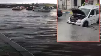 İzmir'i sağanak yağış vurdu! Yol çöktü, seyir halindeki araç göçüğe düştü