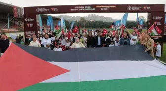Kocaeli Kitap Fuarı'nda 'Elden Ele, Nesilden Nesile Kitap Bayrak Yarışı' Düzenlendi