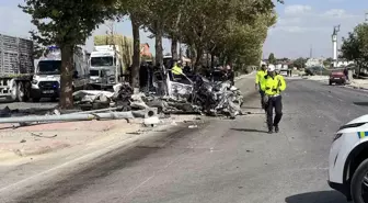 Konya'da Kırmızı Işıkta Bekleyen Araç Kaza Yaptı: 1 Ölü, 1 Yaralı