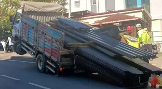 Rize'de Seyir Halindeki Kamyonun Yükü Geri Kayarak Facianın Eşiğinden Döndü
