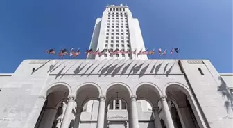 Los Angeles'ta Belediye Binasına Araç Çarptı, Bina Tahliye Edildi