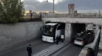 Ağrı 1970 Spor'un Otobüsü Altgeçide Sıkıştı