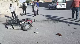 Aksaray'da panelvanla çarpışan motosikletteki 3 kişi yaralandı