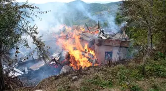 Kastamonu'da İki Katlı Ahşap Ev Yangında Küle Döndü